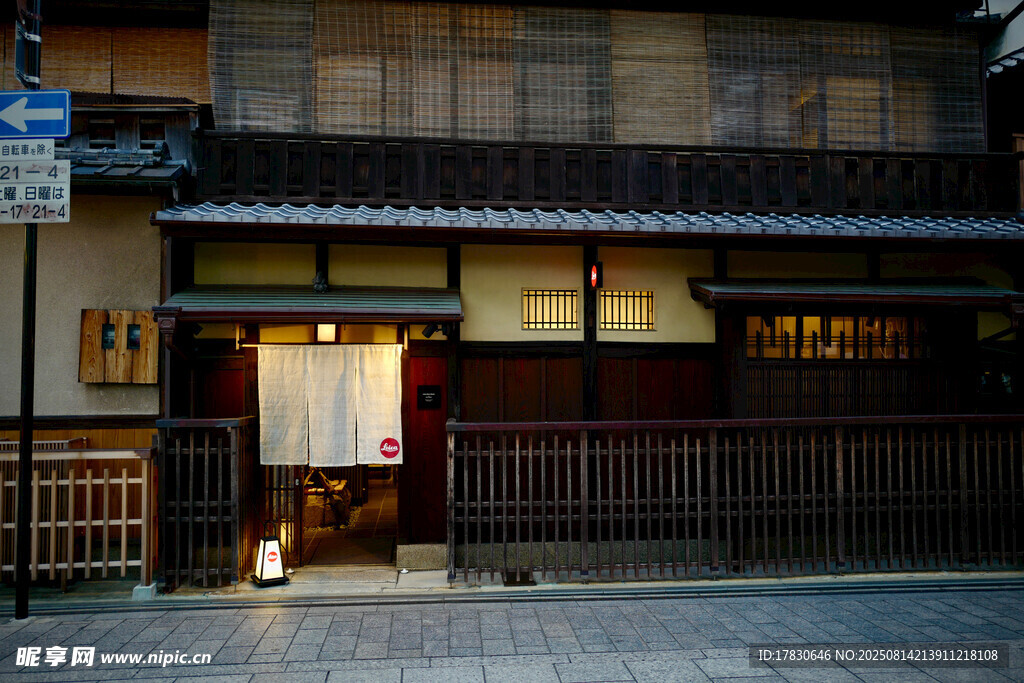 日式传统小店夜景