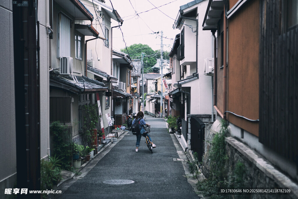 日本小巷中的行人景象