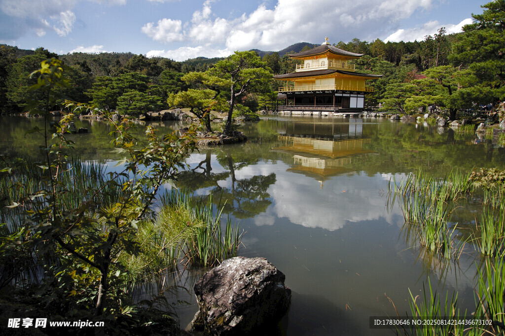 日本金阁寺湖畔美景