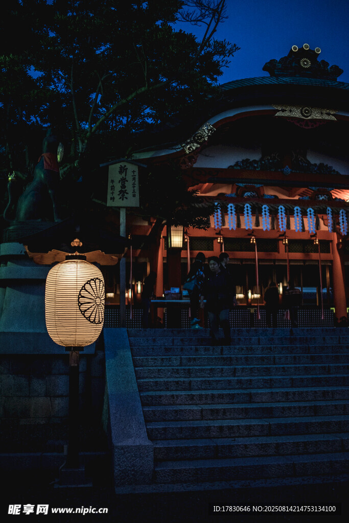 夜幕下的日式建筑景观
