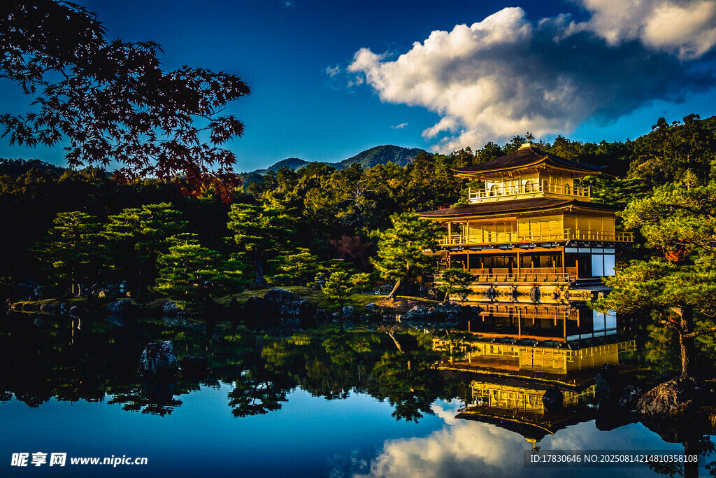 金阁寺倒影于宁静湖水