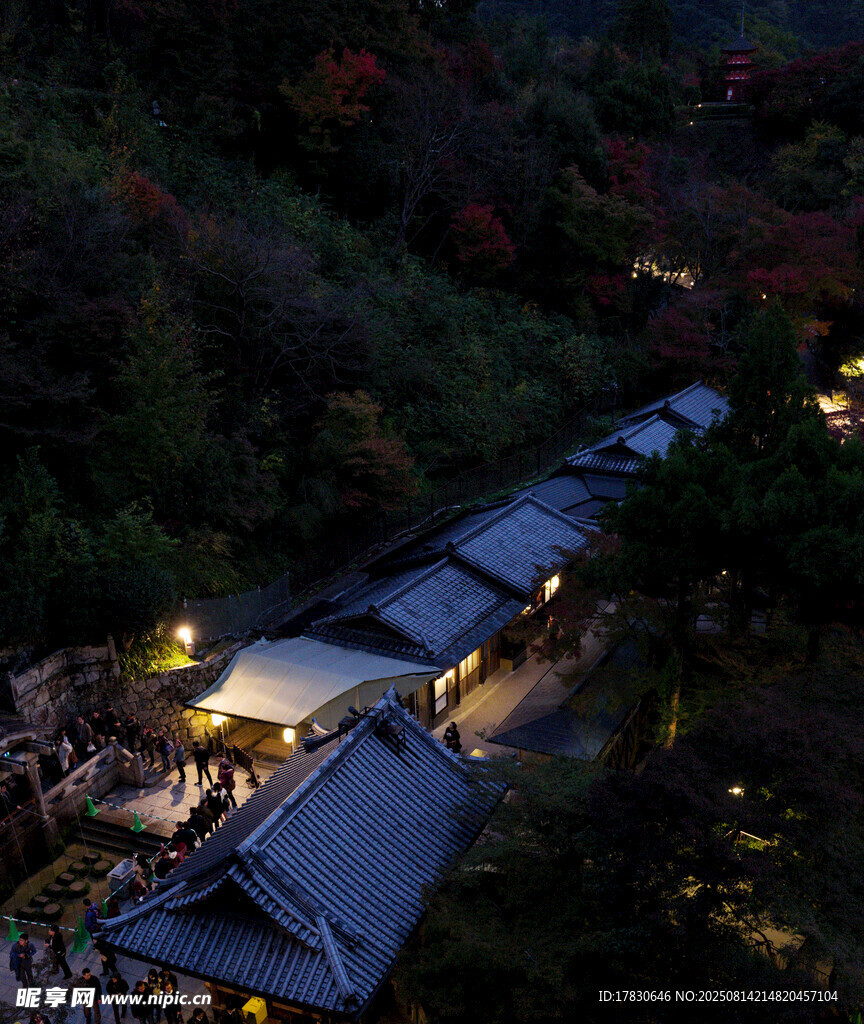 山间夜景中的古朴屋舍
