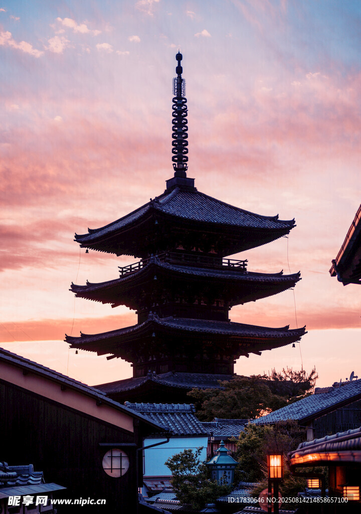 黄昏下的日式古塔美景
