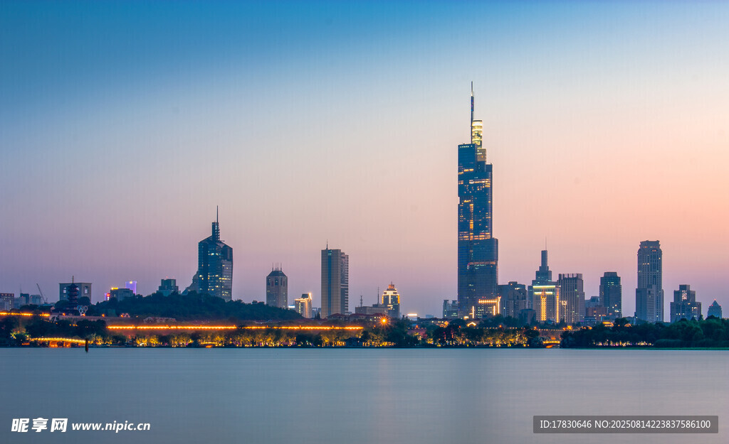 城市现代建筑天际线夜景