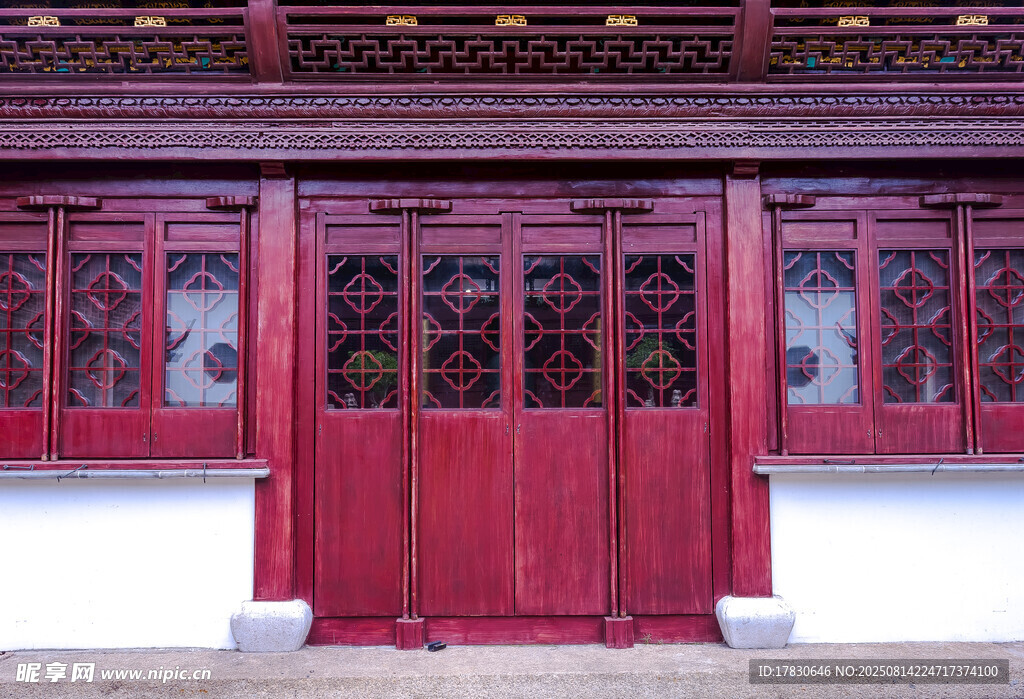中国古建筑对称门扇背景