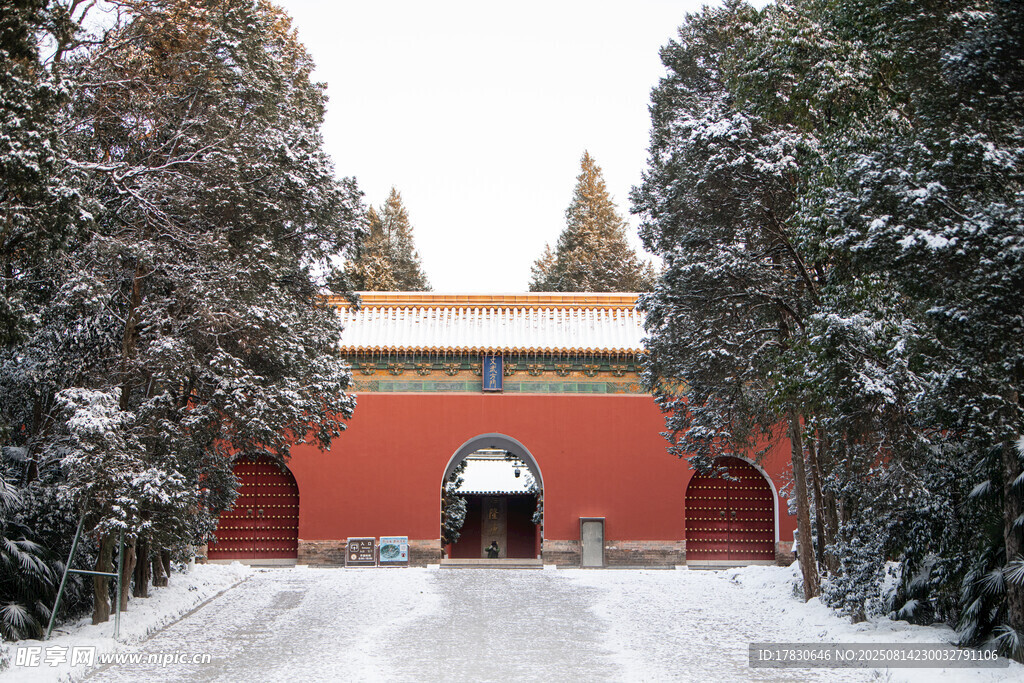 南京明孝陵红墙雪景