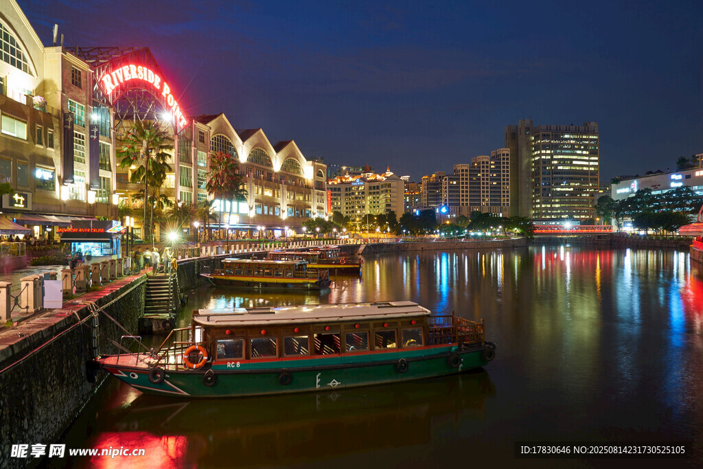 城市河畔夜景中的船只