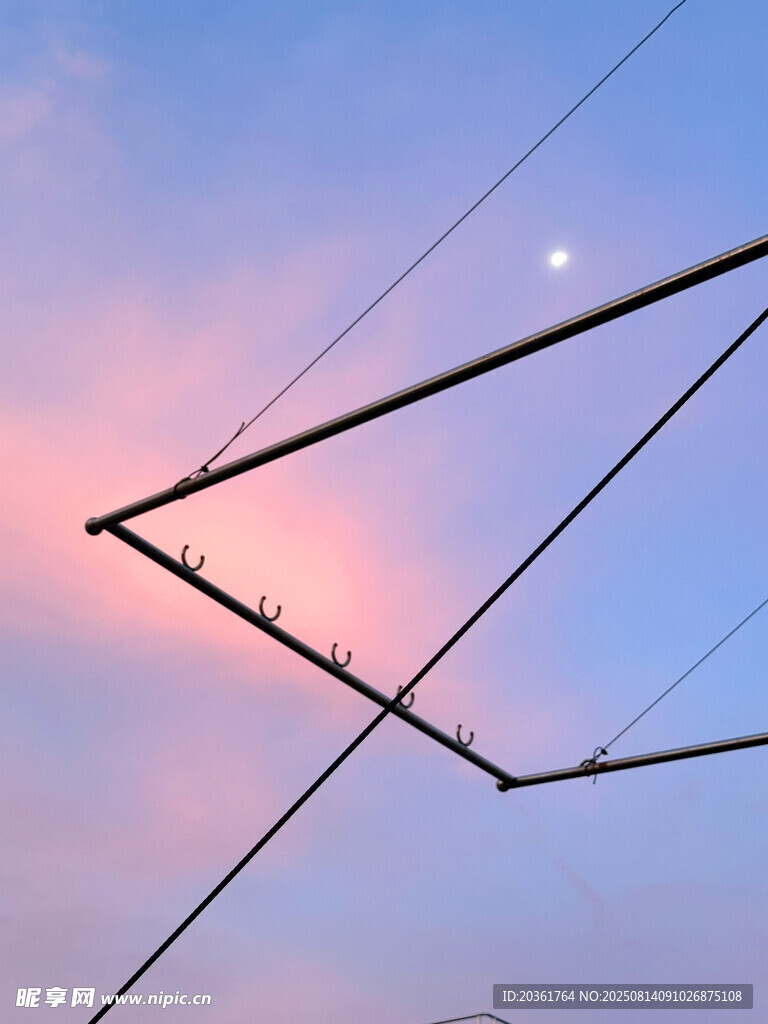 夕阳下的电线与天际美景