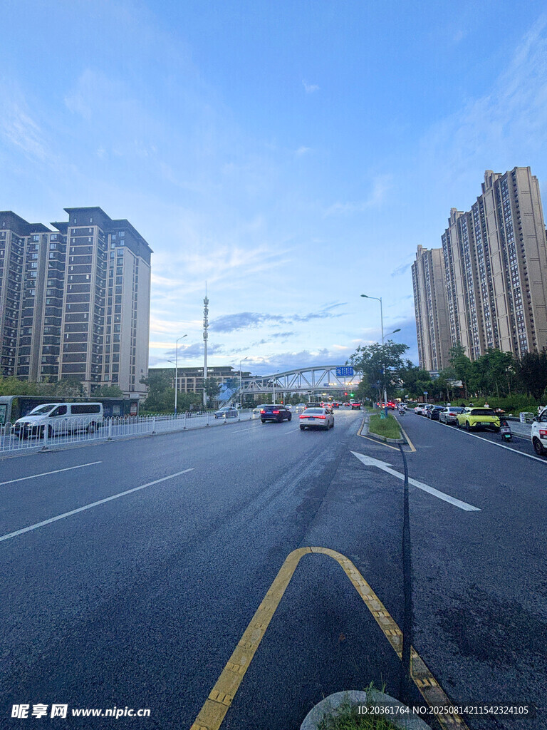 城市宽阔道路与高楼景观