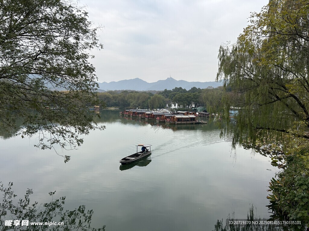 宁静湖面一叶扁舟