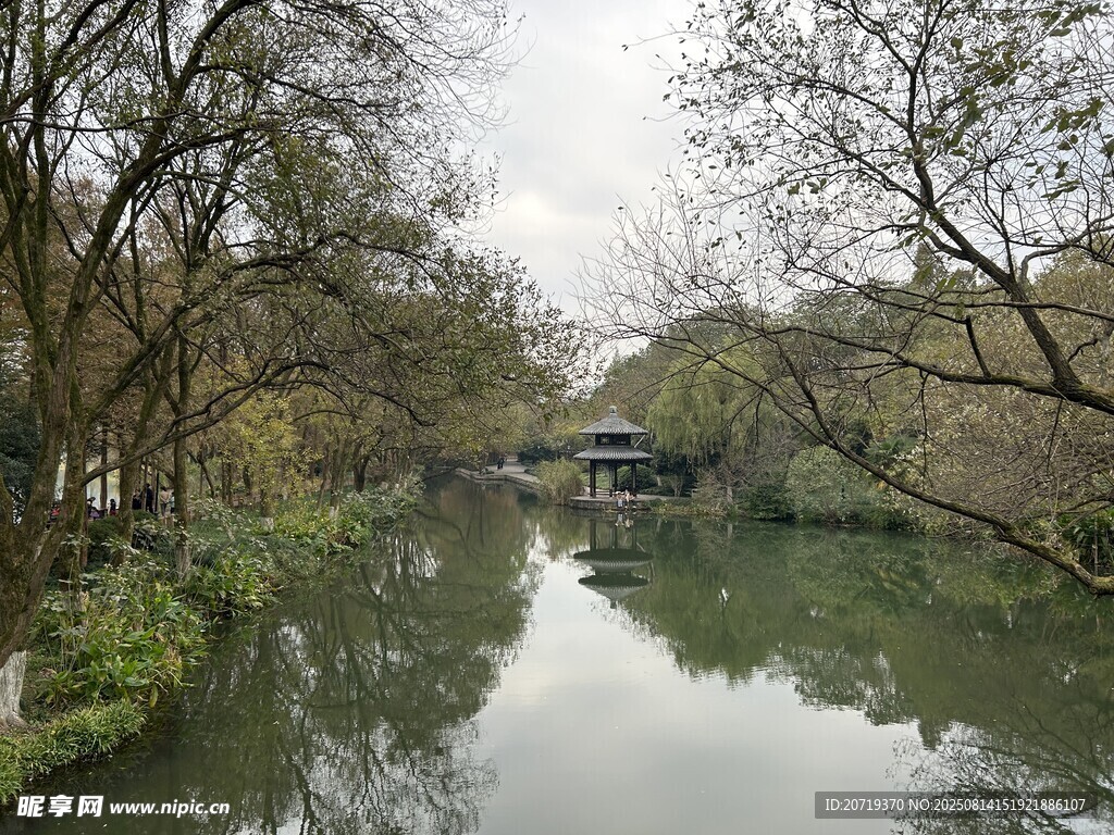 河畔冬日景