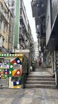 狭窄街巷中的多彩电话亭