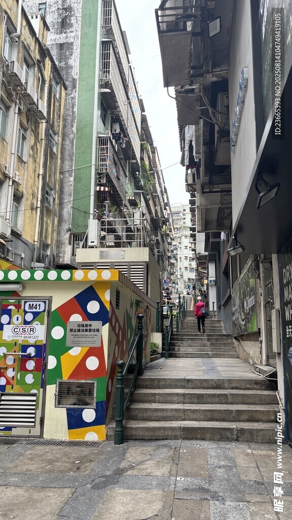狭窄街巷中的多彩电话亭