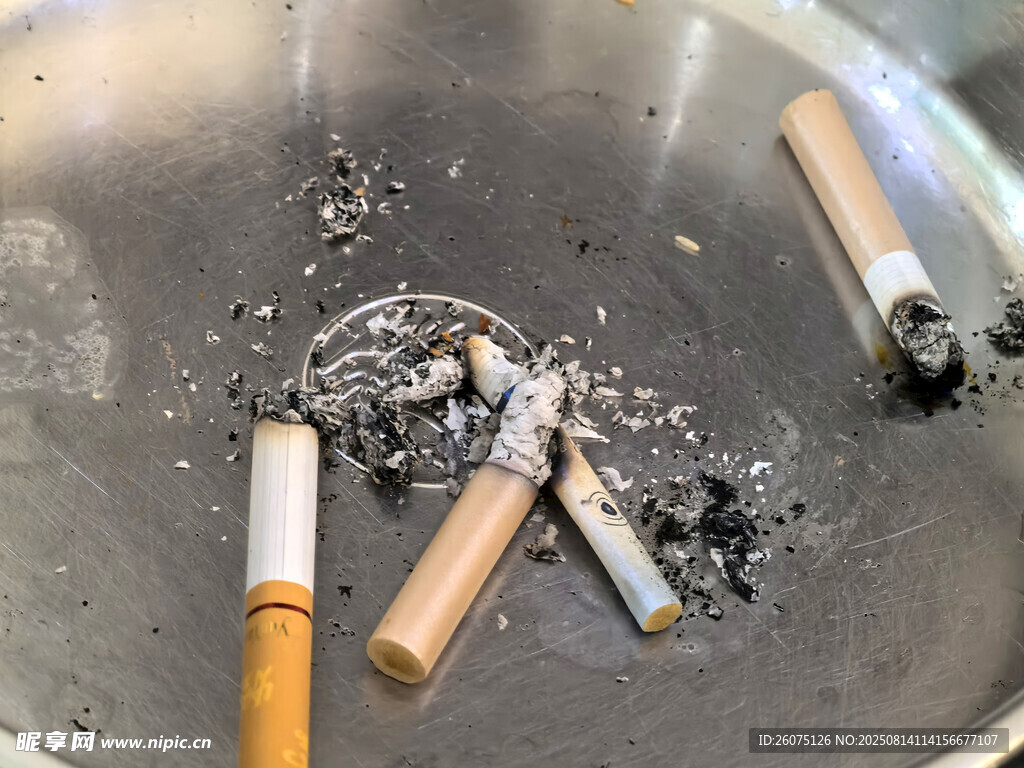 烟灰缸中未熄灭的香烟