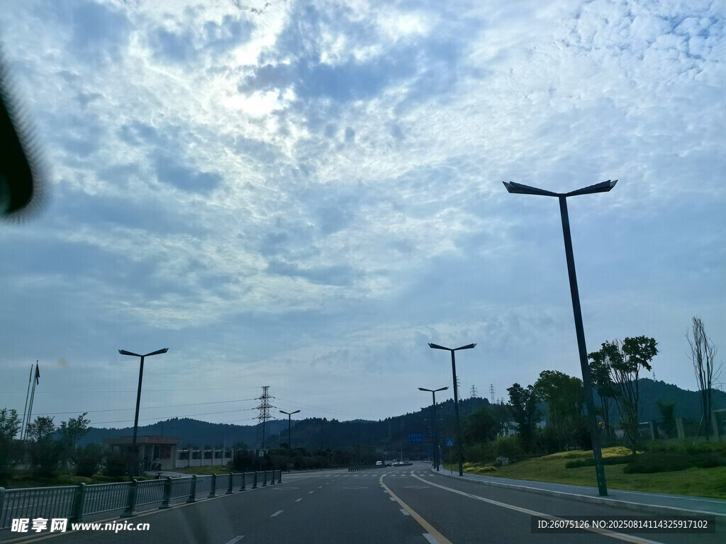 公路风景蓝天白云绿树相伴