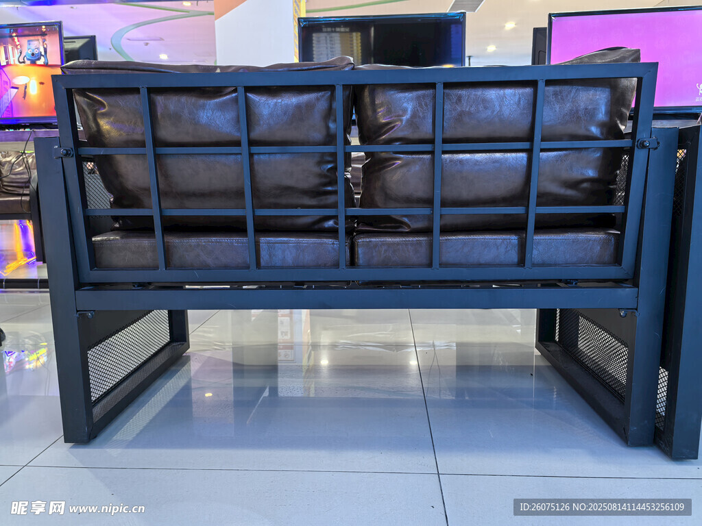 黑色金属框架沙发后背特写