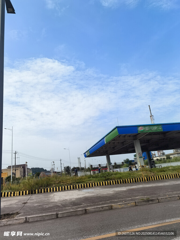 公路旁的加油站景观