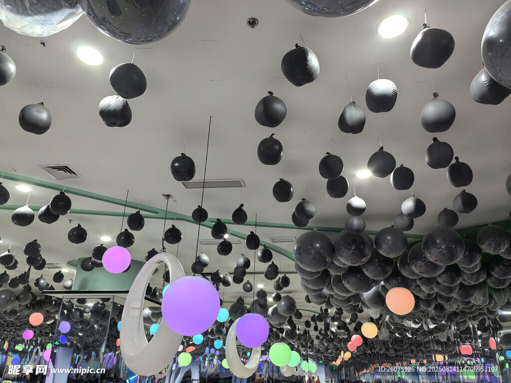 梦幻气球装饰的天花板场景