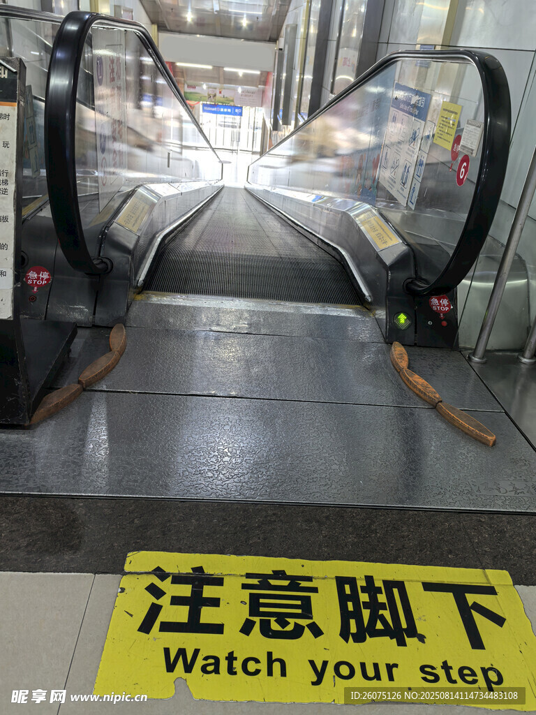 商场内自动扶梯及安全提示