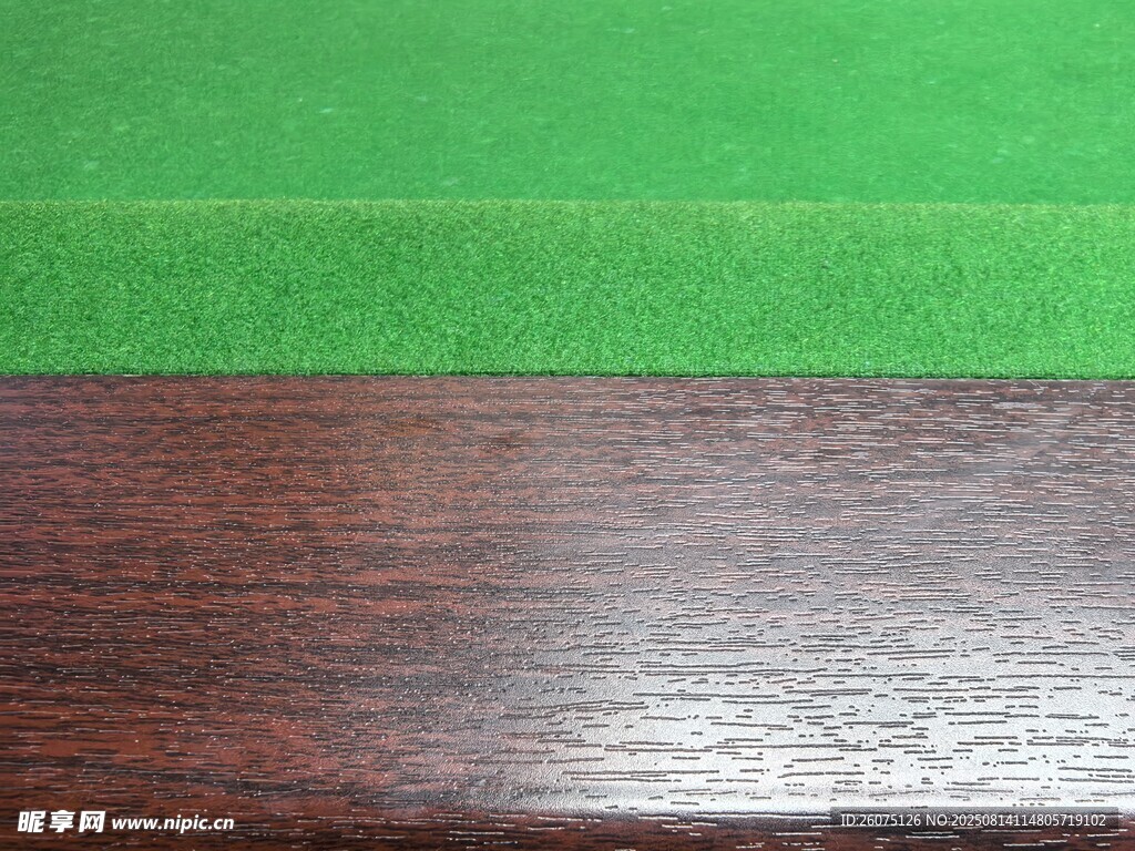 绿色台球桌布与木质边框