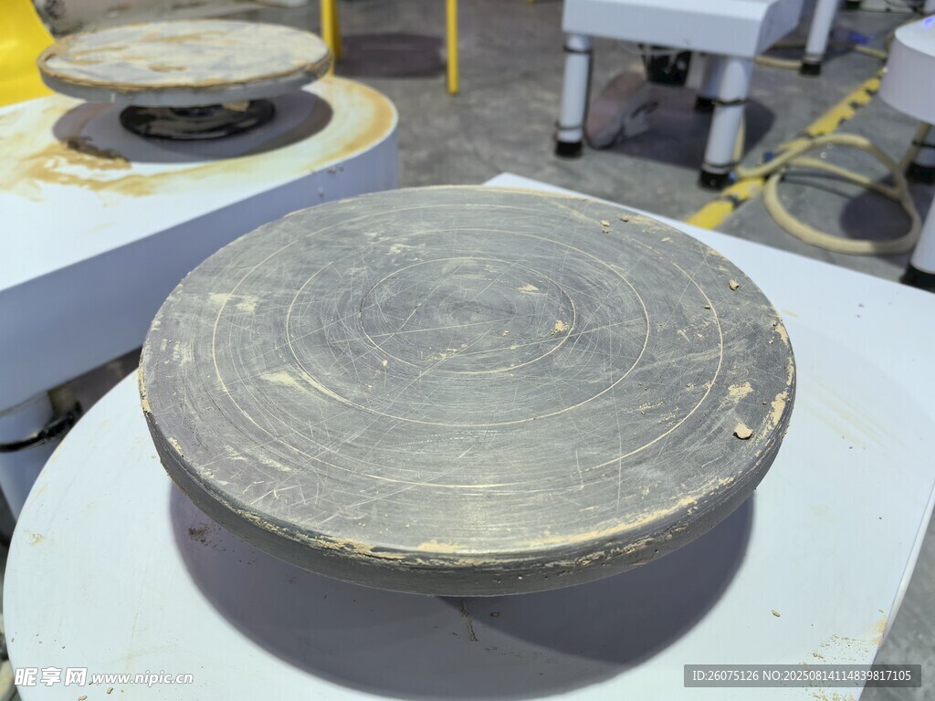 手工陶艺圆盘制作场景
