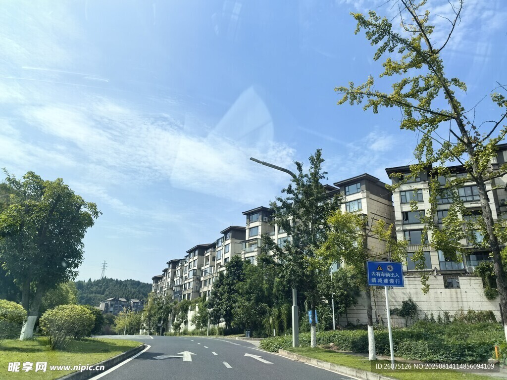 小区道路旁的多层住宅景观