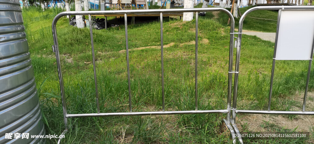 户外金属围栏与绿地景观