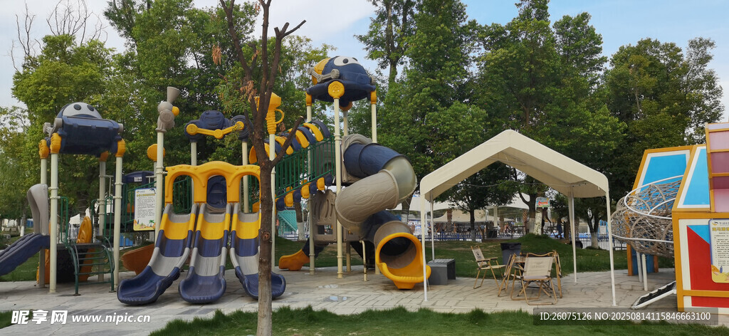 户外多彩儿童游乐设施场景