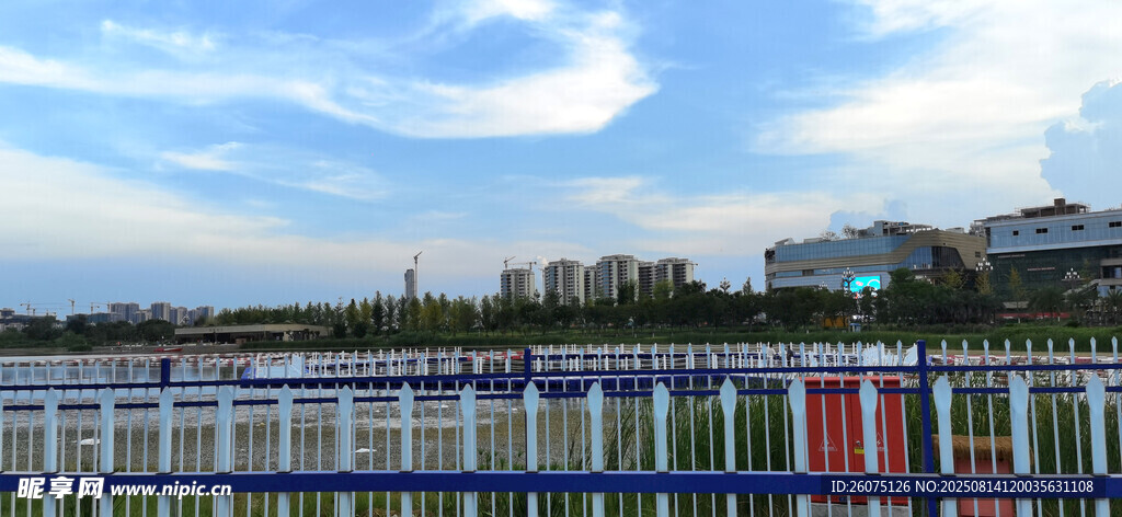广阔水域围栏与蓝天景观