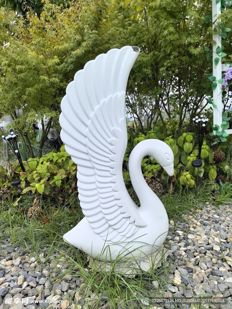 户外白色天鹅雕塑