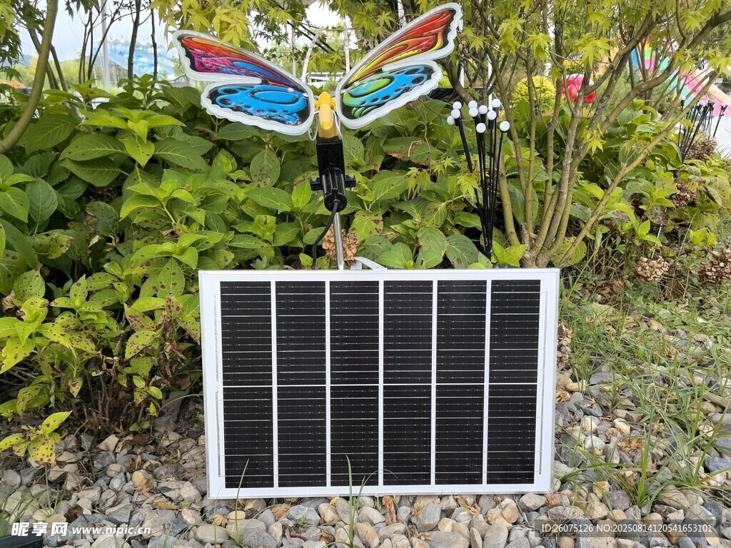 户外太阳能板与彩色摆件
