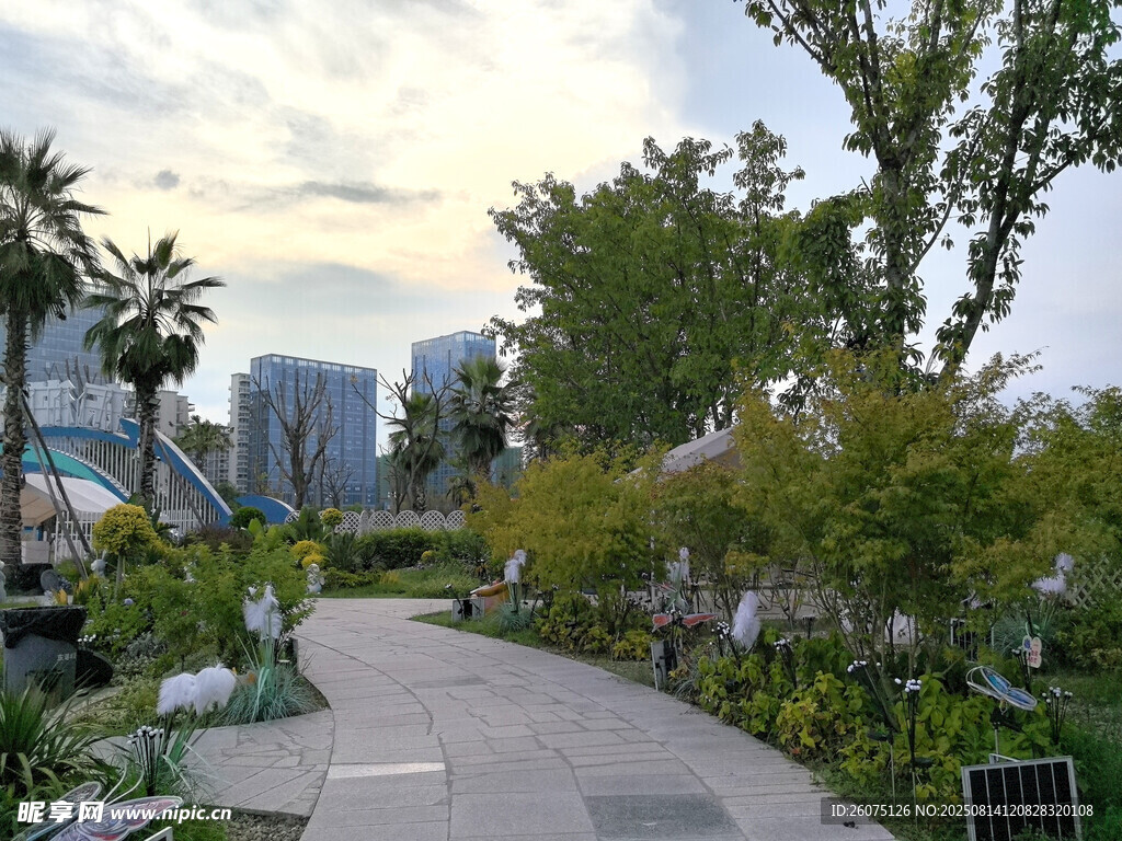 城市中的静谧花园小径