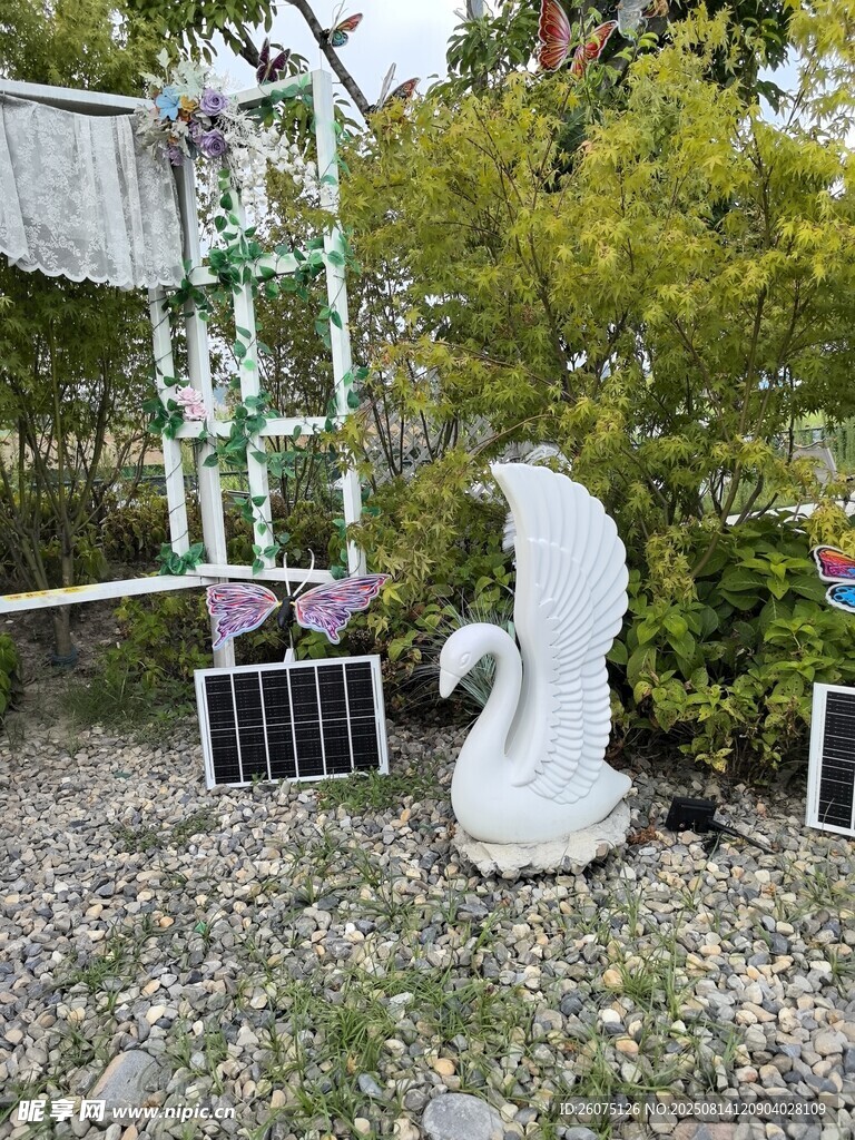 花园场景中的白色天鹅雕塑