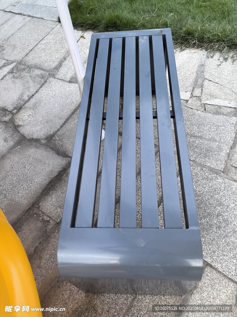 金属条纹户外长椅