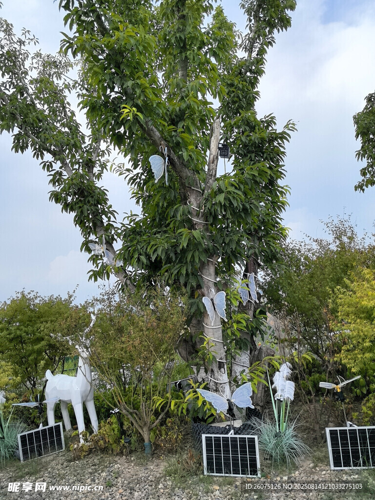 古树下的雕塑景观场景布置