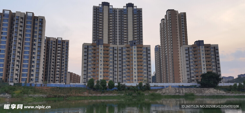 河畔林立的现代高层住宅