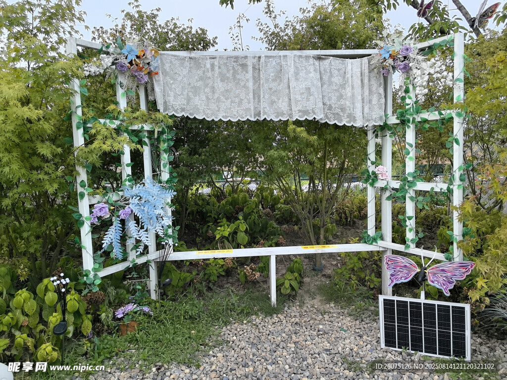 花园中的手工装饰拱门拍照场景