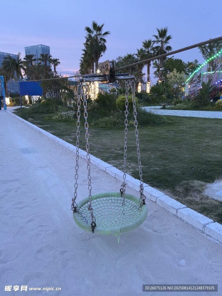 户外夜色中的圆形秋千