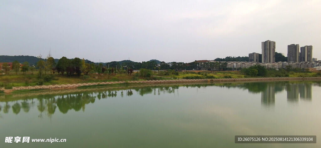 湖畔风光城市与自然相映