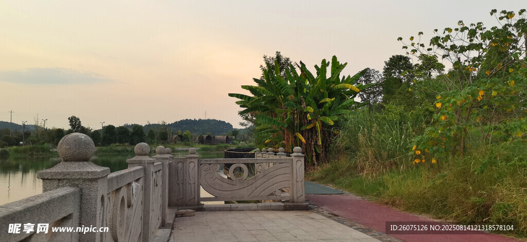 黄昏下的园林步道景观