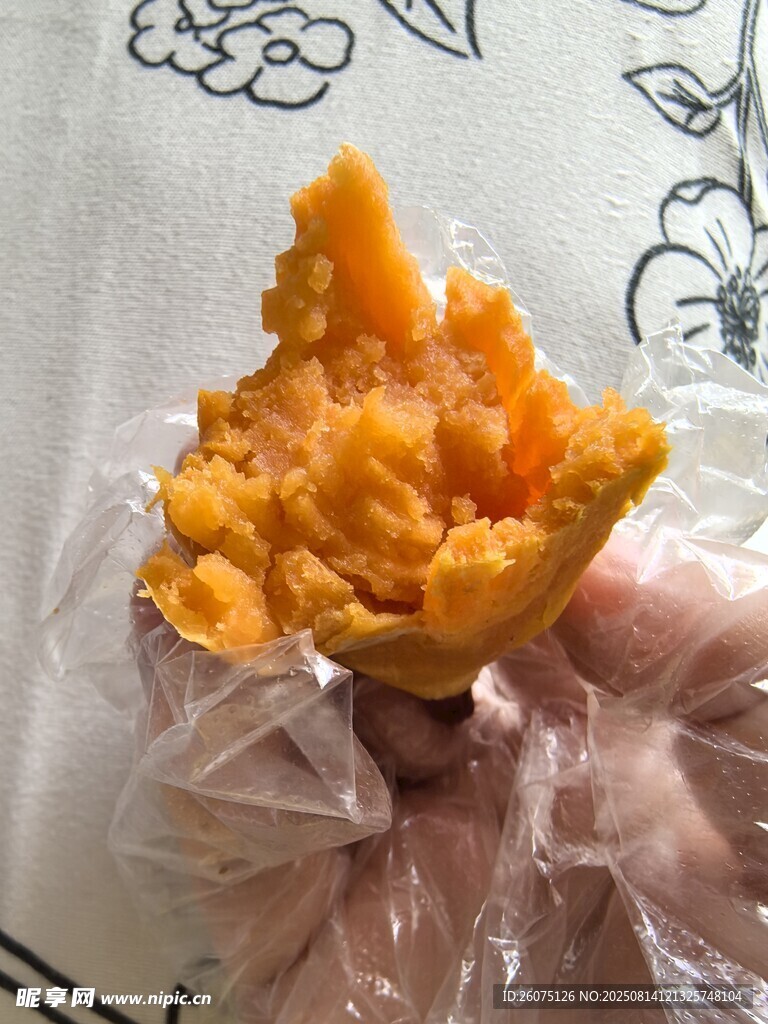 手捧美味红薯泥