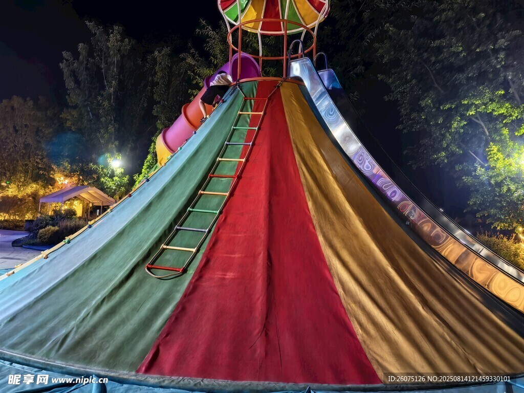 夜间绚丽多彩的户外攀爬设设施