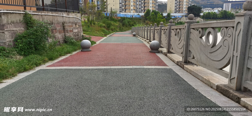 城市中彩色步道景观