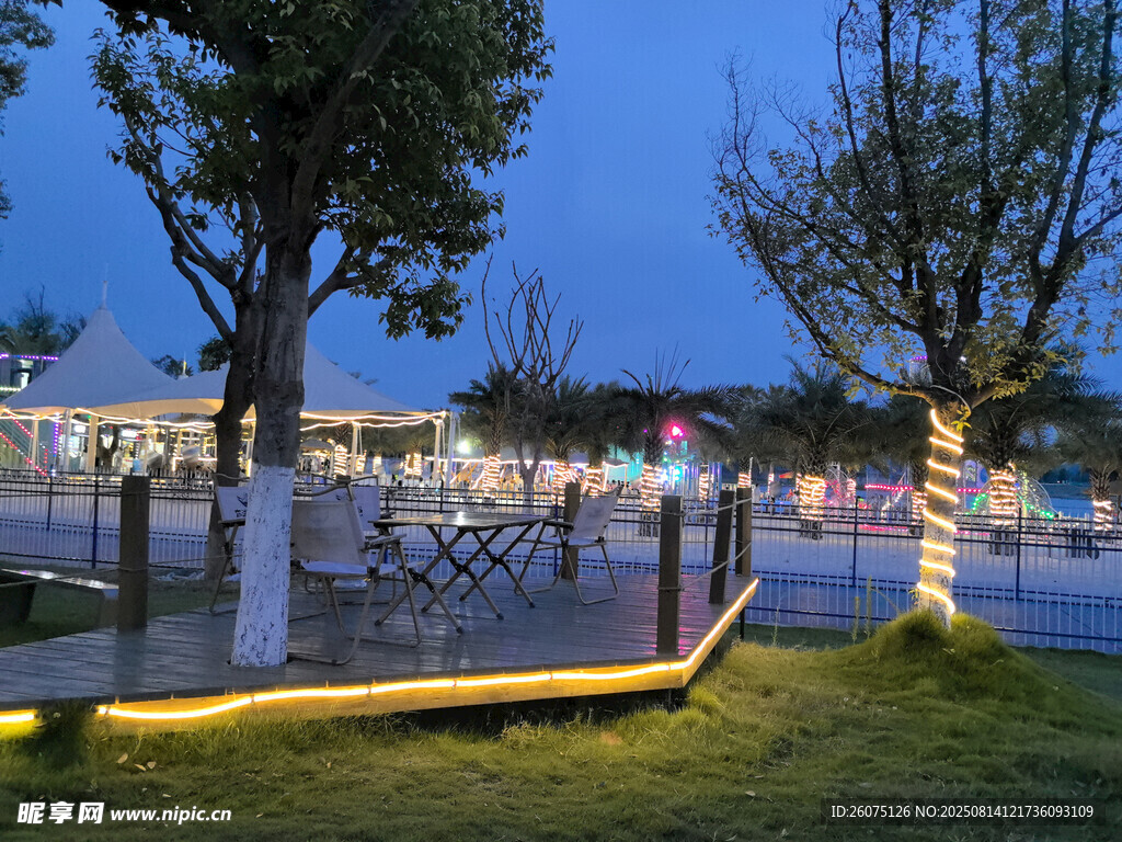 夜幕下的公园休闲场景