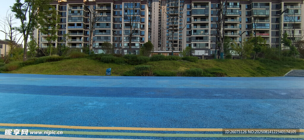 休闲步道与远处高层住宅景观
