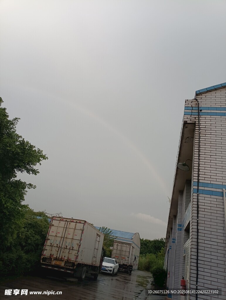 道路货车与天空一抹彩虹景象