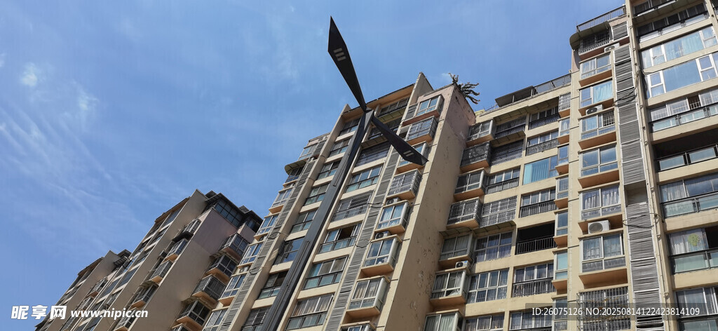 高楼建筑外观与路灯灯杆