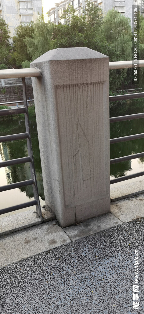 户外金属栏杆与石柱特写
