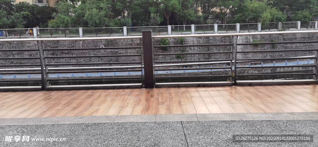 户外木质平台与围栏景观