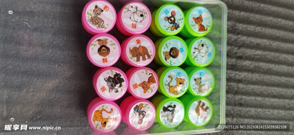 多彩卡通图案斗兽棋